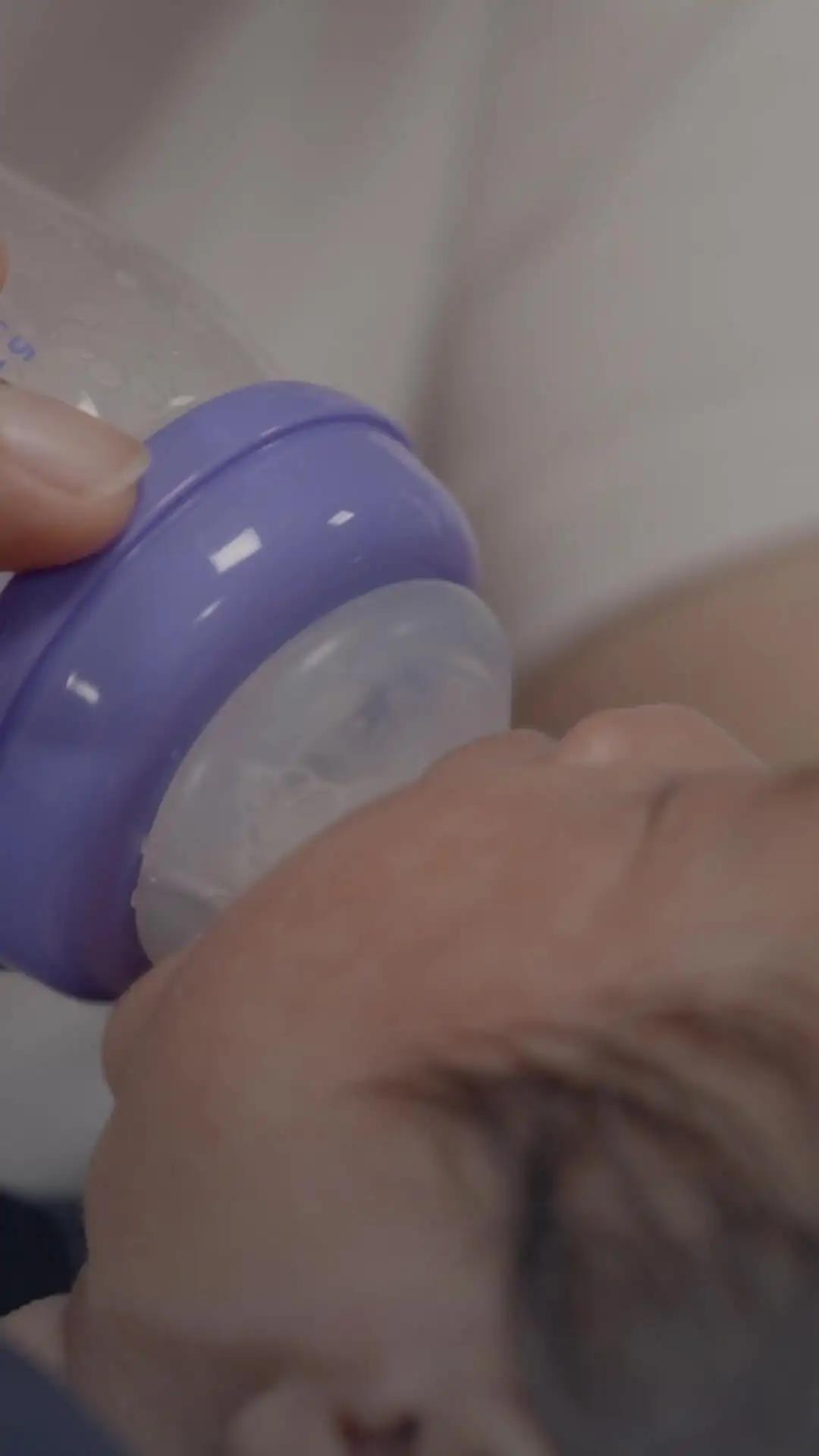 Cara Memberikan Susu dengan Botol