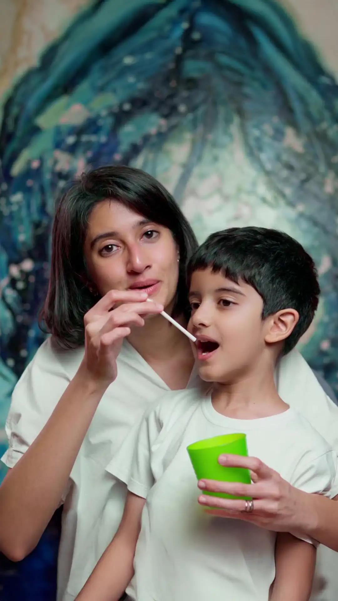 Cara Mengajarkan Minum dari Sedotan