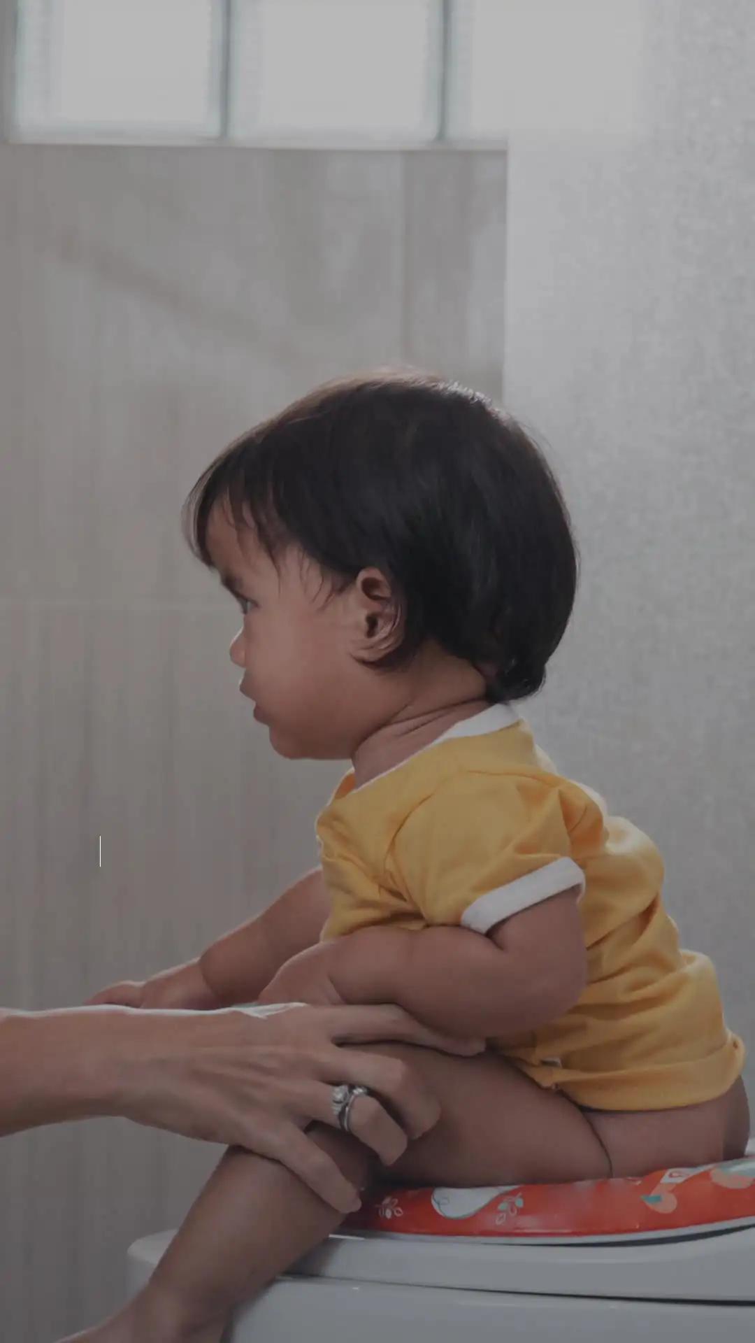 Membersihkan Kemaluan Anak yang Sedang Toilet Training