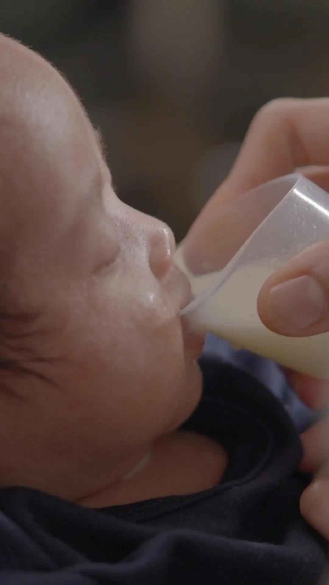 Cara Memberikan Susu dengan Cup Feeder