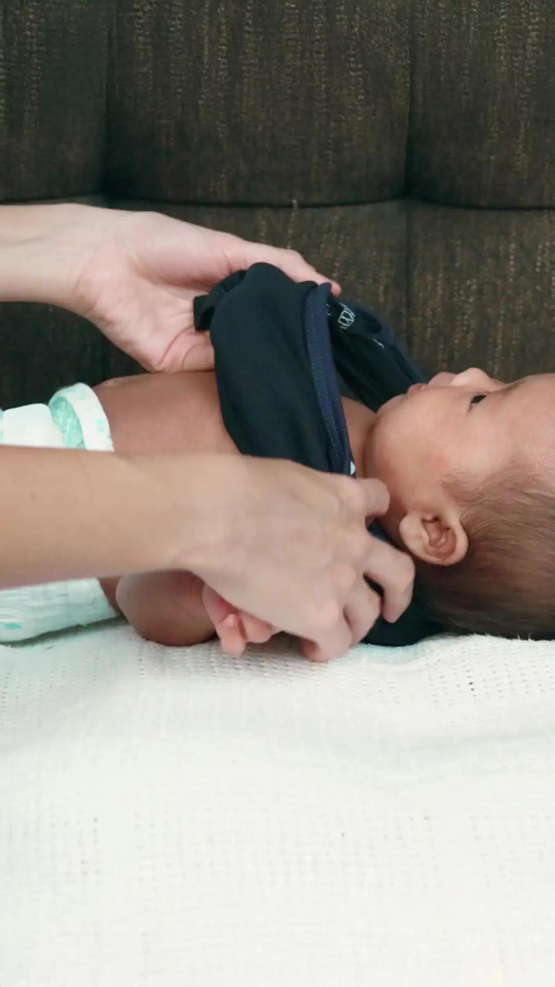 Memakaikan Baju Bayi