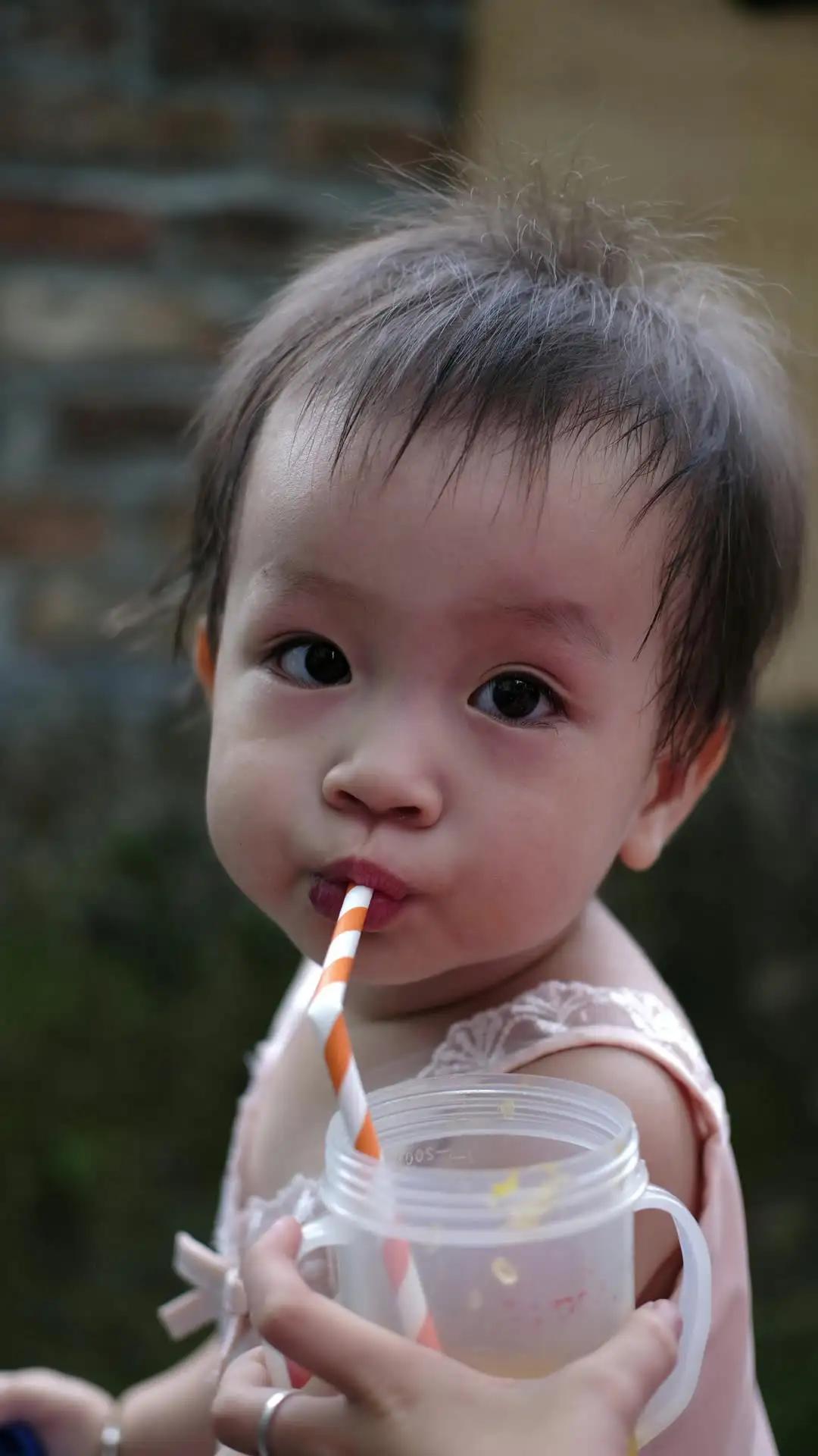 Cara Minum dari Sedotan